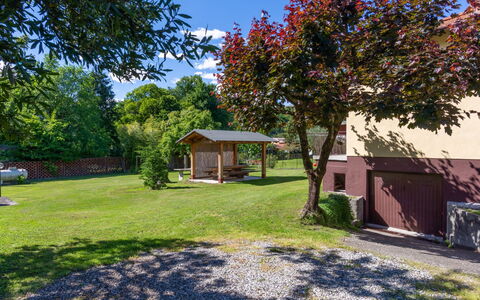 Villa Zaferina (Cco113): Plante, Ciel, Bâtiment, Bleu, Arbre, Ombre, Lot Terre, Nuage, Herbe, Maison