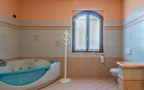 Fulvia (Cco125): Baignoire, Propriété, Fenêtre, Luminaire Plomberie, Robinet, Bois, Éclairage, Architecture, Salle De Bains