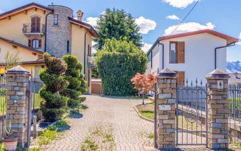 Fulvia (Cco125): Plante, Nuage, Ciel, Propriété, Bâtiment, Fenêtre, Bleu, Bleu Azur, Maison, Lot Terre
