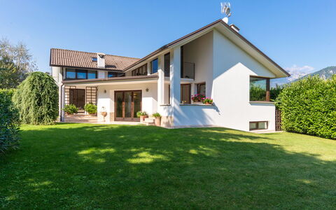 Candida: Plante, Ciel, Bâtiment, Fenêtre, Arbre, Maison, Porte, Lot Terre, Herbe
