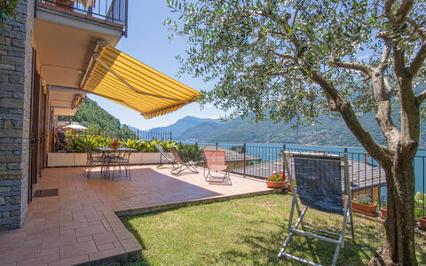 Paníco: L'Eau, Plante, Meubles, Propriété, Ciel, Bâtiment, Ombre, Arbre, Mobilier De Jardin, Chaise