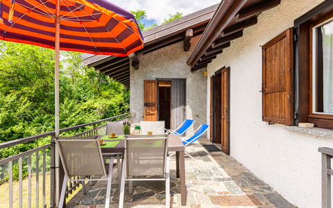 Annita: Bâtiment, Propriété, Fenêtre, Plante, Design Intérieur, Bois, Ombre, Ciel, Chalet, Zone Résidentielle