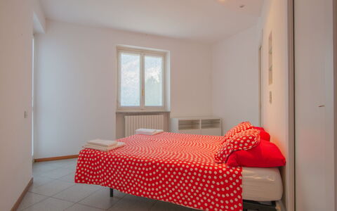 Gaia: Chambre, Meubles, Pièce, Lit, Propriété, Rouge, Drap De Lit, Cadre De Lit, Design Intérieur, Sol