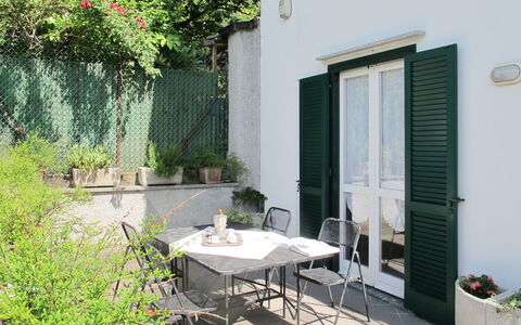 Gaia: Propriété, Arrière-Cour, Bâtiment, Cour, Maison, Immobilier, Patio, Pièce, Cour, Meubles