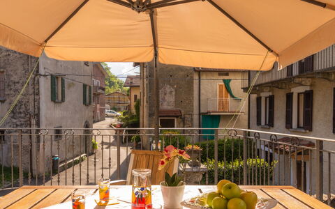 Rosa (Vna205): Aliments, Table, Plante, Bâtiment, Pot De Fleur, Vaisselle, Plante D'Appartement, Chaise, Ombre, Design Intérieur