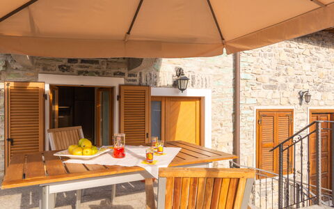 Rosa (Vna205): Bâtiment, Propriété, Meubles, Table, Bois, Ombre, Orange, Design Intérieur, Chaise, Éclairage