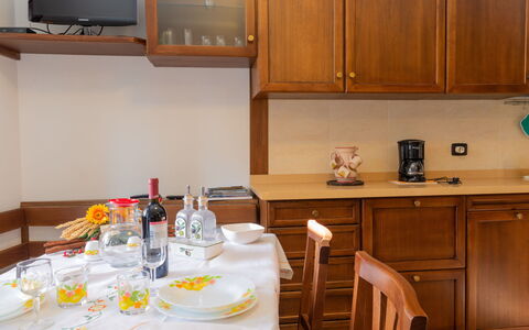 Rosa (Vna205): Table, Vaisselle, Cabinetry, Propriété, Meubles, Bouteille, Comptoir, Vaisselle, Aliments, Chaise