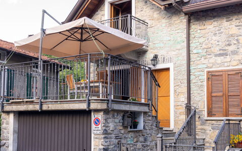 Rosa (Vna205): Bâtiment, Fenêtre, Ciel, Bois, Plante, Architecture, Maison, Quartier, Zone Résidentielle, Design Urbain
