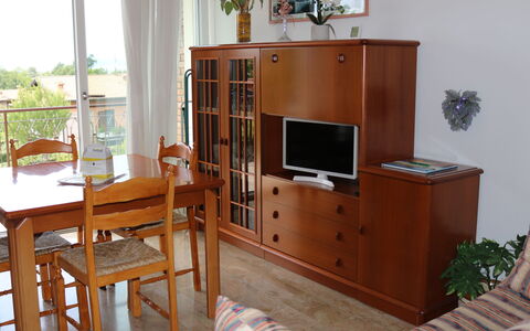 Sauda: Meubles, Propriété, Cabinetry, Bois, Télévision, Design Intérieur, Table, Confort, Sol, Rayonnage