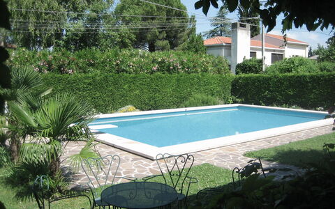 Serena: L'Eau, Plante, Piscine, Ciel, Rectangle, Ombre, Arbre, Herbe, Mobilier De Jardin, Bâtiment