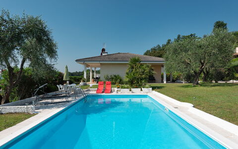 Incantevole: Piscine, Propriété, Maison, Immobilier, Domicile, Bâtiment, Villa, Biens, Zone Résidentielle, Arrière-Cour