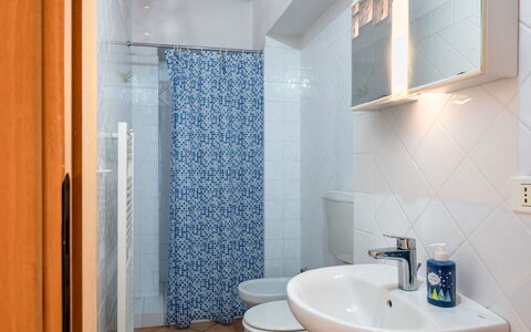 Cascina Villa (Ast231): Évier, Lavabo, Luminaire Plomberie, Propriété, Robinet, Salle De Bains, Bleu Azur, Violet, Bleu