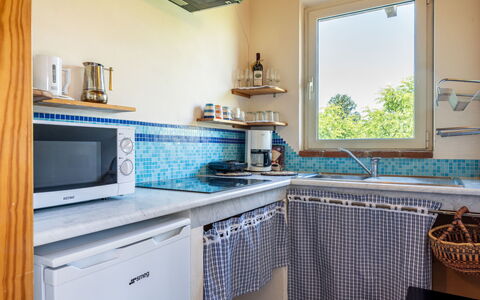 Cascina Villa (Ast231): Comptoir, Evier, Cabinetry, Propriété, Évier, Robinet, Bleu, Cuisine, Fenêtre, Bleu Azur