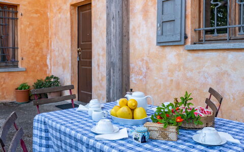 Cascina Villa (Ast231): Table, Plante, Aliments, Meubles, Fenêtre, Vaisselle, Propriété, Bâtiment, Bleu, Pot De Fleur