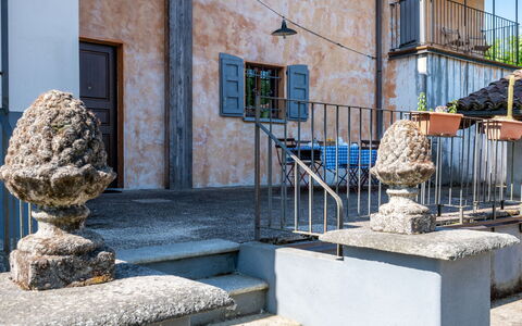 Cascina Villa (Ast231): Jour, Propriété, L'Eau, Fenêtre, Bâtiment, Bleu Azur, Bois, Escaliers, Surface De La Route, Porte