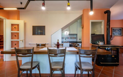 Cascina Calore: Meubles, Propriété, Chaise, Table, Bois, Design Intérieur, Sol, Sol, Bâtiment, Cuisine