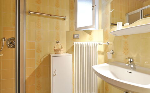Mastle: Salle De Bains, Pièce, Propriété, Armoire De Toilette, Robinet, Accessoire Salle De Bain, Design Intérieur, Tuile, Luminaire Plomberie, Architecture
