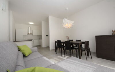 Casa Sandra 643.1: Table, Propriété, Meubles, Bâtiment, Chaise, Confort, Maison, Design Intérieur, Sol, Salon