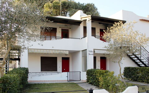 Villa Fausta: Plante, Bâtiment, Propriété, Fenêtre, Arbre, Maison, Ciel, Chalet, Zone Résidentielle, Porte