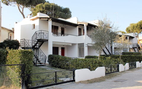 Villa Fausta: Ciel, Plante, Fenêtre, Bâtiment, Arbre, Design Urbain, Quartier, Zone Résidentielle, Façade, Immobilier