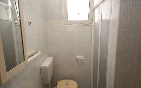 Villa Fausta: Bâtiment, Fenêtre, Maison, Tabouret, Sol, Bois, Luminaire Plomberie, Salle De Bains, Siège De Toilette