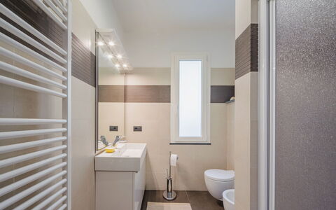 Zia Maria: Propriété, Évier, Luminaire Plomberie, Miroir, Robinet, Bois, Salle De Bains, Design Intérieur, Bâtiment