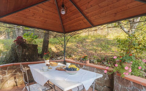 Grande Quercia: Table, Plante, Meubles, Propriété, Bâtiment, Pot De Fleur, Tableau De Plein Air, Chaise, Ombre, Mobilier De Jardin