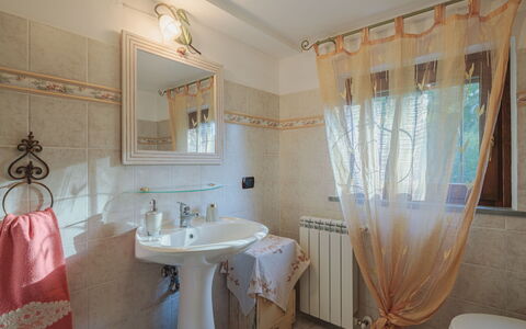 Grande Quercia: Miroir, Luminaire Plomberie, Robinet, Propriété, Évier, Lavabo, Salle De Bains, Armoire De Toilette, Bois, Design Intérieur