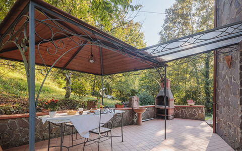 Grande Quercia: Plante, Propriété, Ciel, Table, Arbre, Ombre, Mobilier De Jardin, Chaise, Loisir, Tableau De Plein Air