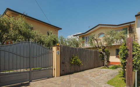 Giuliana: Ciel, Plante, Bâtiment, Ombre, Surface De La Route, Maison, Lot Terre, Arbre, Clôture, Bois