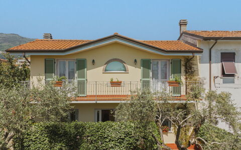 Giuliana: Ciel, Plante, Bâtiment, Fenêtre, Propriété, Maison, Lot Terre, Arbre, Quartier