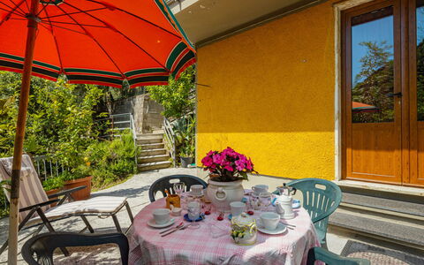 La Sperduta: Table, Plante, Meubles, Propriété, Fleur, Chaise, Parapluie, Bâtiment, Pot De Fleur, Fenêtre