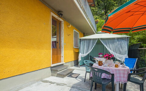 La Sperduta: Plante, Table, Ombre, Bâtiment, Arbre, Jaune, Mobilier De Jardin, Maison, Pot De Fleur, Loisir
