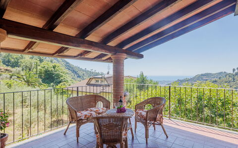Luca: Plante, Ciel, Propriété, Meubles, Bâtiment, Table, Porche, Chaise, Bois, Ombre