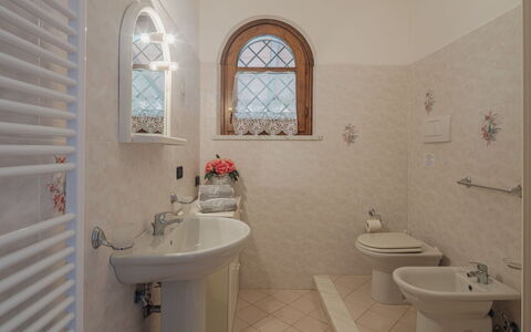 Luca: Luminaire Plomberie, Évier, Robinet, Propriété, Lavabo, Blanc, Salle De Bains, Violet, Fenêtre, Design Intérieur