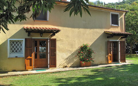 Di Carlino: Plante, Propriété, Bâtiment, Fleur, Ombre, Maison, Arbre, Porte, Fenêtre, Architecture