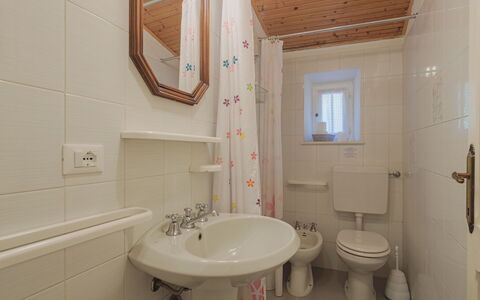 Di Carlino: Miroir, Robinet, Luminaire Plomberie, Lavabo, Évier, Propriété, Bâtiment, Salle De Bains, Violet, Design Intérieur