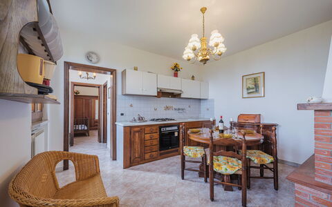 Margherita: Table, Meubles, Propriété, Cadre, Chaise, Bâtiment, Bois, Design Intérieur, Canapé, Cabinetry