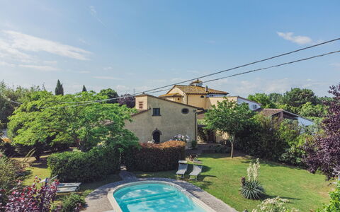 Villa Ulivo: Nuage, Ciel, Plante, Propriété, L'Eau, Bâtiment, Bleu Azur, Arbre, Maison, Plan D'Eau