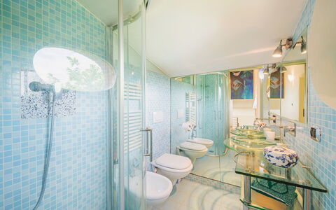 Villa Ulivo: Luminaire Plomberie, Propriété, Bâtiment, Tete De Douche, Salle De Bains, Douche, Maison, Violet, Robinet, Design Intérieur