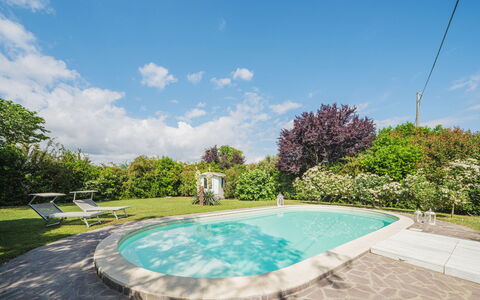 Villa Ulivo: Nuage, L'Eau, Ciel, Plante, Propriété, Piscine, La Nature, Bleu Azur, Botanique, Plan D'Eau