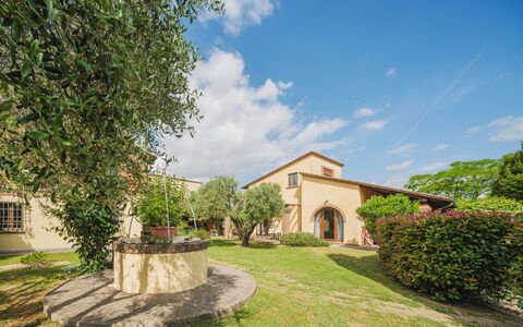 Villa Ulivo: Nuage, Ciel, Plante, Propriété, Bâtiment, Fenêtre, Arbre, Paysage Naturel, Lot Terre, Chalet