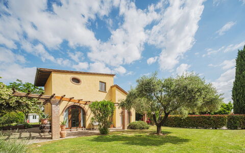 Villa Ulivo: Nuage, Plante, Ciel, Bâtiment, Arbre, Fenêtre, Paysage Naturel, Lot Terre, Herbe, Lumière Du Soleil