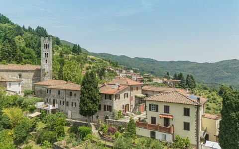 Sara: Ciel, Bâtiment, Fenêtre, Plante, Montagne, Arbre, Végétation, Maison, Nuage, Paysage