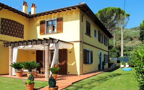La Rondine: Propriété, Maison, Bâtiment, Domicile, Immobilier, Zone Résidentielle, Biens, Façade, Villa, Architecture