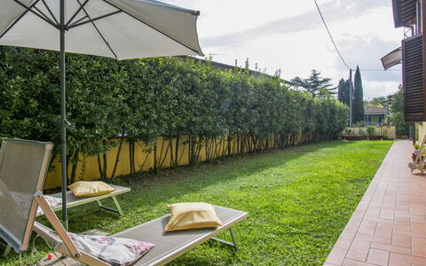 La Rondine: Plante, Nuage, Botanique, Ciel, Mobilier De Jardin, Ombre, Herbe, Loisir, Espace Public, Arbre
