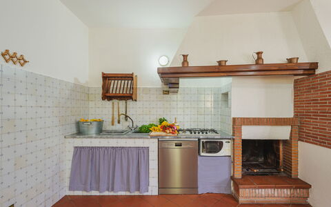 Buratto: Propriété, Comptoir, Cabinetry, Capot D'Echappement, Bois, Orange, Design Intérieur, Fleur, Sol, Sol