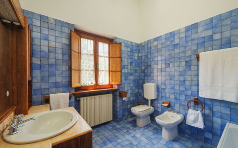Buratto: Luminaire Plomberie, Propriété, Évier, Bleu, Salle De Bains, Violet, Bleu Azur, Robinet, Design Intérieur, Armoire De Toilette