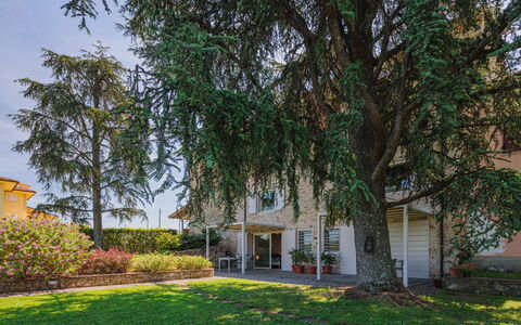 Rustico dei Canali: Plante, Propriété, Bâtiment, Fenêtre, Ciel, Arbre, Paysage Naturel, Ombre, Végétation, Lot Terre