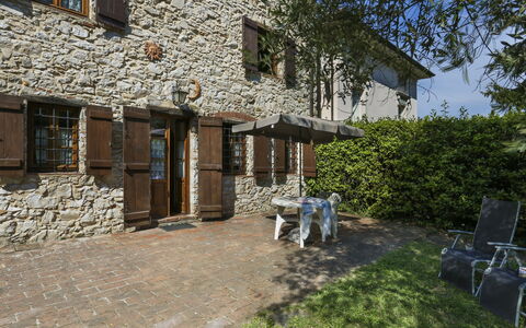 Girasole: Bâtiment, Propriété, Fenêtre, Plante, Arbre, Chalet, Ciel, Zone Résidentielle, Maison, Paysage